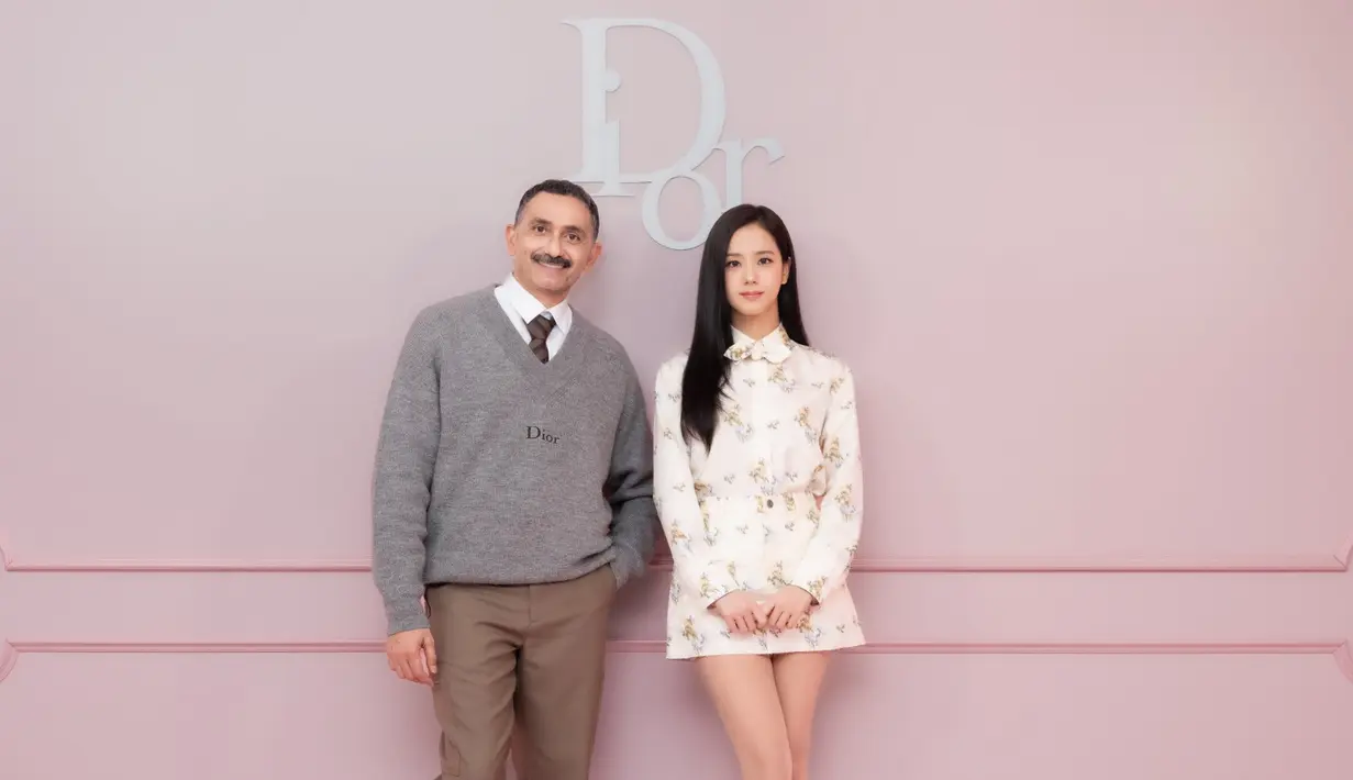 “It was a pleasure to see the Dior Addict collection come to life. I truly enjoyed immersing myself in the Dior Addict universe and expressing its vibrant, confident energy,” ungkap Jisoo, menggambarkan pengalaman personalnya saat menjelajahi dunia Dior Addict Sweet Shop.