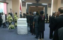 Ribuan pelayat antre menengok jenazah menkes
