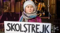 Patung lilin aktivis lingkungan asal Swedia, Greta Thunberg memegang sebuah plakat selama presentasinya di Museum Panoptikum di Hamburg, Jerman, Rabu (29/1/2020). Patung itu merupakan salah satu dari 120 individu terkenal yang ditampilkan di museum lilin tersebut. (Markus Scholz/dpa/AFP)