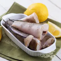 Ilustrasi membersihkan ikan./Copyright shutterstock.com/g/daffodilred