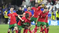 Ekspresi kegembiraan para pemain Portugal usai menang adu penalti atas Slovenia di babak 16 besar Euro 2024, Selasa (2/7/2024). (AP Photo/Ariel Schalit)