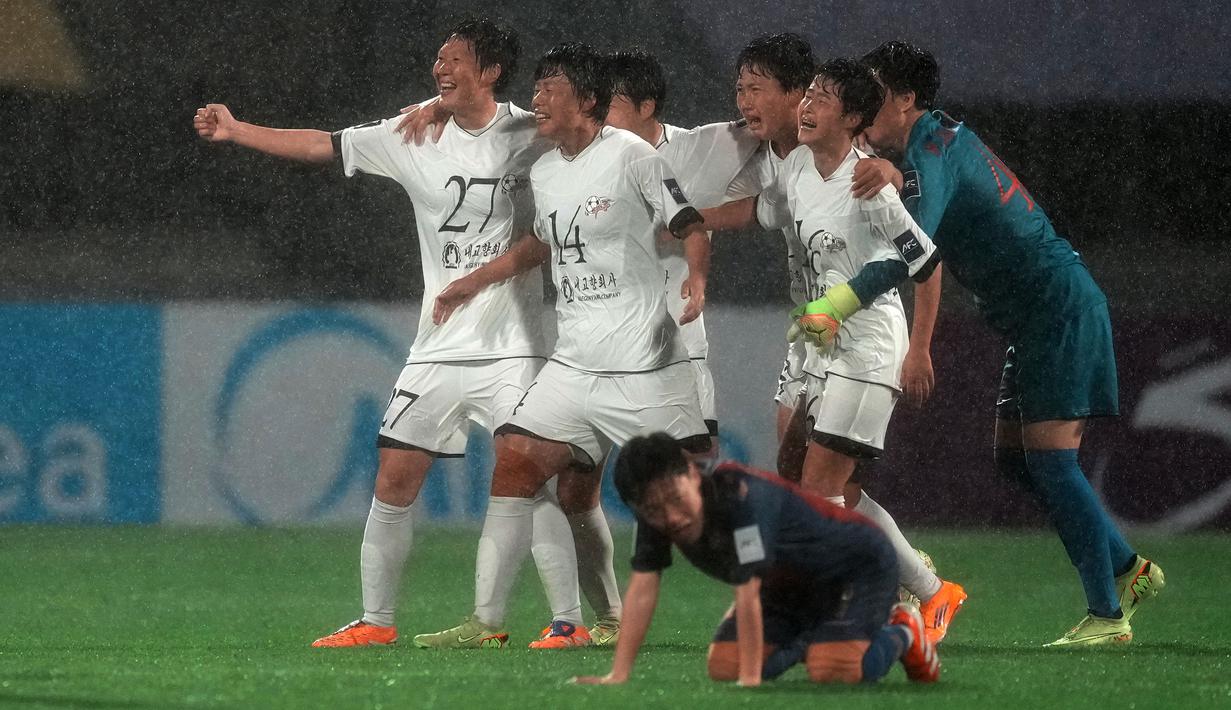 Namun, semangat tak pernah menyerah Naegohyang berhasil membalikkan keadaan melalui dua gol comeback yang dicetak oleh Choe Kum-Ok (55') dan Kim Kyong-Yong (67'). (AP Photo/Lee Jin-man)
