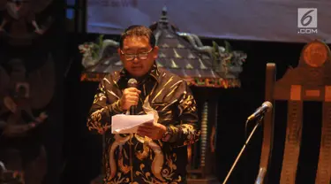 Wakil ketua DPR RI, Fadli Zon membacakan Puisi Musikal di Acara Tadarus Puisi Ramadhan di Teater Kecil, Taman Ismail Marzuki, Jakarta, Kamis (1/6). Acara tersebut digelar dalam rangka memperingati Hari Lahirnya Pancasila. (Liputan6.com/Helmi Afandi)