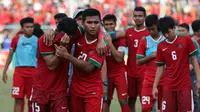 Pemain timnas Indonesia U-19 sangat terpukul usai kalah lewat adu penalti dari Thailand di semifinal Piala AFF U-18, Jumat (15/9/2017). (Liputan6.com/Yoppy Renato)