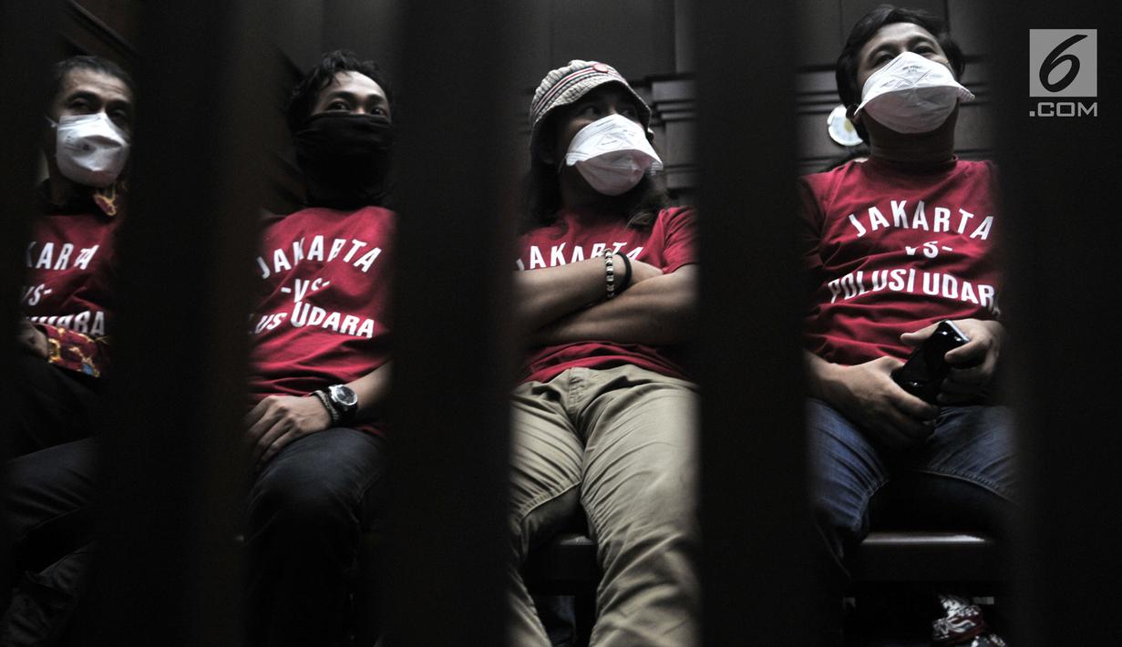 Aktivis Koalisi Inisiatif Bersihkan Udara Koalisi Semesta (Ibu kota) menghadiri sidang perdana gugatan polusi udara di Jakarta di PN Jakarta Pusat, Kamis (1/8/2019). Mereka mengenakan masker dan pakaian kaus berwarna merah bertuliskan "Jakarta vs Polisi Udara". (merdeka.com/Iqbal S Nugroho)