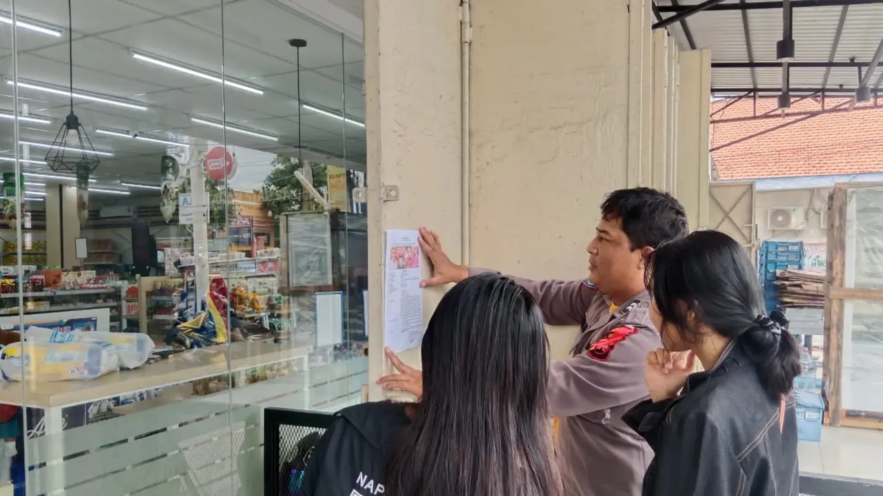 Pemasangan edaran DPO KPK, Harun Masiku di Pemalang. (Foto: Liputan6.com/Humas Polres Pemalang)