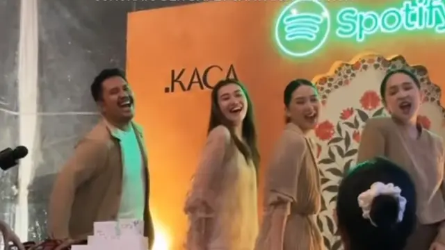 6 Gaya Kembaran Fuji Utami dan Aaliyah Massaid yang Kenakan Busana Renda Saat Buka Puasa