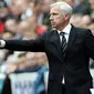 Manajer Newcastle United, Alan Pardew terlihat memberikan arahan kepadan anak asuhnya pada pertandingan Liga Inggris antara Newcastle United melawan West Ham United di Stadion St. James' Park , Newcastle Sabtu 24 Agustus 2013. (AFP/Ian Macnicol)