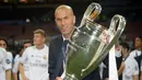 Zinedine Zidane. Ia menjadi pelatih utama Real madrid pada tengah musim 2015/2016 menggantikan Rafael Benitez setelah sebelumnya menangani Real Madrid Castilla. Ia langsung mempersembahkan trofi Liga Champions di musim tersebut dan mempertahankannya di dua edisi berikutnya. (AFP/Filippo Monteforte)
