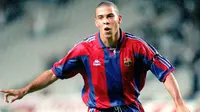 Ronaldo Nazario yang telah pensiun pada Februari 2011 bersama Corinthians pernah berseragam Barcelona hanya semusim saja pada 1996/1997. Ia didatangkan Barcelona dari PSV Eindhoven pada awal musim 1996/1997 dengan nilai transfer 15 juta euro. Meski gagal mempersembahkan gelar La Liga 1996/1997, ia mampu menjadi top skor dengan 34 gol. Bersama Barcelona ia total tampil dalam 49 laga di semua kompetisi dengan torehan 47 gol dan 13 assist. (AFP/EFE/Andreu Dalmau)