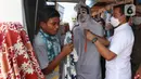 Petugas Kecamatan Larangan berkeliling mengenakan pakaian pocong saat melakukan sosialisasi di Pasar Cipadu, Kota Tangerang, Rabu (16/9/2020). Pocong ini bentuk sosialiasi agar warga memperhatikan perilaku 3M COVID, yaitu memakai masker, menjaga jarak dan mencuci tangan. (Liputan6.com/Angga Yuniar)