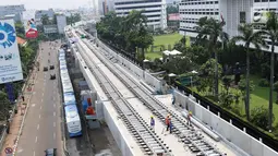 Suasana pemasangan rel kereta proyek pembangunan MRT di Jakarta, Selasa (31/10). Rinciannya, pembangunan elevated (layang) 70,16%, dan underground (bawah tanah) 90,22%. Saat ini pembangunan sedang tahap pemasangan rel. (Liputan6.com/Angga Yuniar)