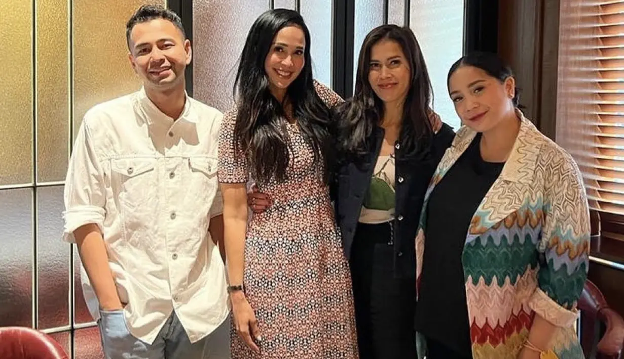 Bahkan ketika bertemu Loemongga, Nagita terlihat chic dengan blazer warna-warninya, sedangkan Raffi Ahmad memilih kemeja putih dan denim.  [Foto: Instagram/ Raffi Nagita]