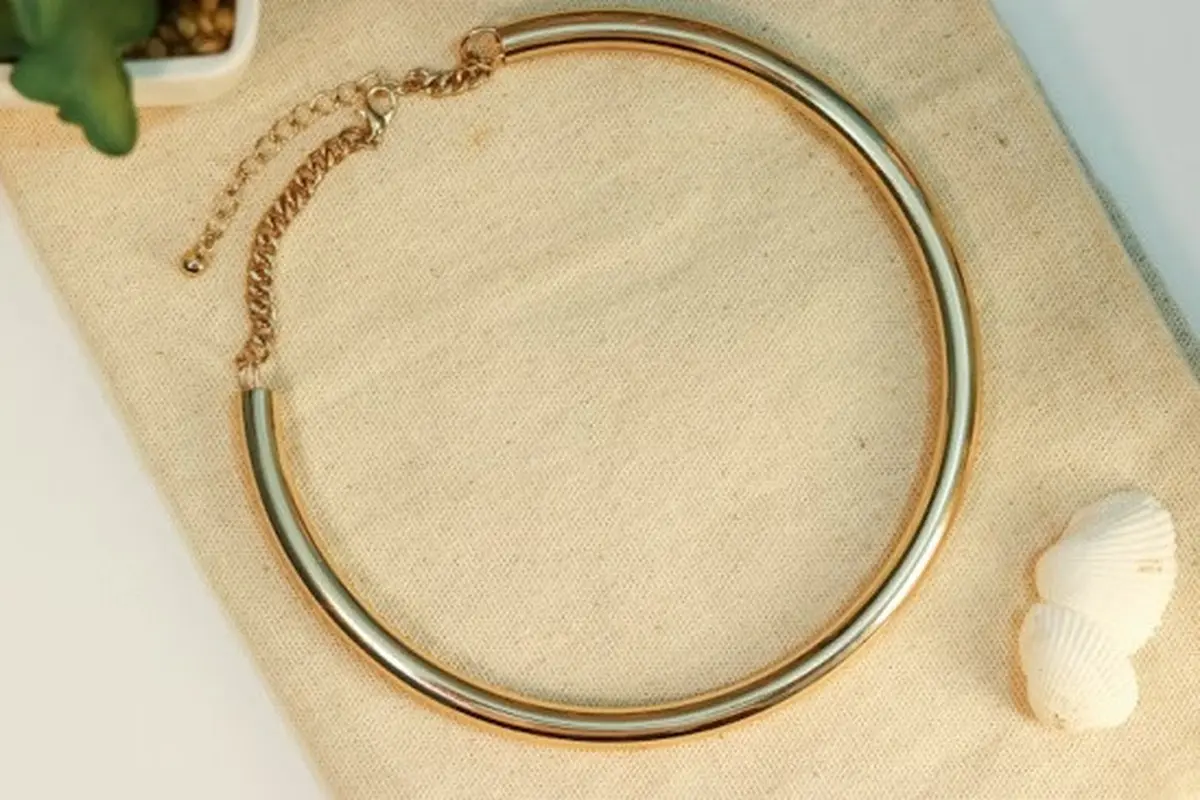 Ilustrasi Model Gelang Emas (Photo By Paoo Cifuentes on Unsplash)