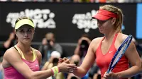 Maria Sharapova (kanan) mengalahkan Eugenie Bouchard pada perempat final Australia Terbuka 2015. Kedua petenis berpotensi bertemu di babak kedua Madrid Open 2017. (AP Photo/Andy Brownbill)