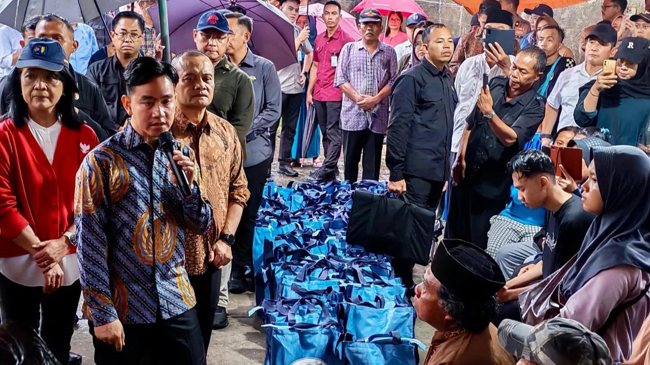 Gibran Tinjau Tanah Gerak di Semarang, Ingatkan Warga Mengungsi Sembari Tunggu Relokasi Pemerintah