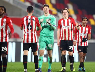 Para pemain Brentford merayakan kemenangan 1-0 atas Newcastle United usai berakhirnya laga perempatfinal Piala Liga Inggris Carabao Cup di Brentford Community Stadium, Selasa (22/12/2020). (AFP/Hannah McKay/Pool)