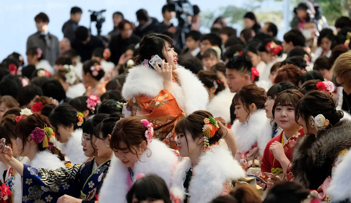 Sejumlah gadis Jepang mengenakan kimono saat menghadiri upacara Coming of Age Day atau Hari Kedewasaan di Tokyo Disneyland, di Urayasu, Senin (13/1/2020). Hari Kedewasaan adalah hari libur umum Jepang yang diadakan setiap hari Senin, minggu kedua di bulan Januari tiap tahunnya. (Kazuhiro NOGI/AFP)