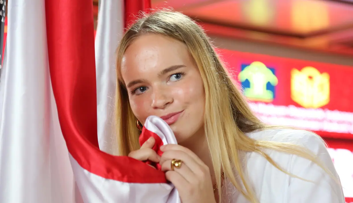 Pesepak bola putri, Isa Guusje Warps mencium bendera Merah Putih usai pengambilan sumpah dan janji setia pewarganegaraan Republik Indonesia di Kantor Kementerian Hukum, Jakarta, Selasa (10/6/2025). (Foto: Dokumentasi Kementerian Hukum)