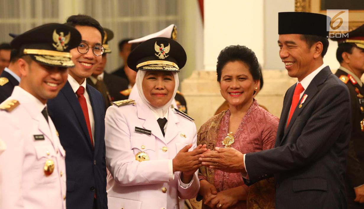 Presiden Joko Widodo dan Ibu Negara Iriana memberi selamat kepada Gubernur dan Wakil Gubernur Jawa Timur Khofifah Indar Parawansa dan Emil Elestianto Dardak usai pelantikan di Istana Negara, Jakarta, Rabu (13/2). (Liputan6.com/Angga Yuniar)
