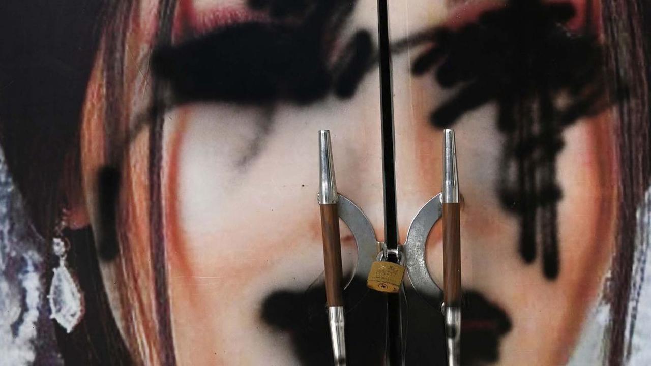Sejumlah salon kecantikan menjadi sasaran vandalisme pada masa-masa awal Taliban berkuasa.