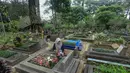 Ziarah makam ini biasanya dilakukan ke pemakaman keluarga ataupun kerabat dekat. Tampak dalam foto, warga saat berziarah di makam keluarganya di Tempat Pemakaman Umum (TPU) Dreded, Bogor, Jawa Barat, Minggu (15/2/2026). (merdeka.com/Arie Basuki)