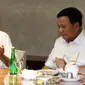 Presiden terpilih Joko Widodo atau Jokowi (kiri) dan Ketua Umum Partai Gerindra Prabowo Subianto saat makan bersama di FX Sudirman, Jakarta, Sabtu (13/7/2019). Usai makan, Prabowo meninggalkan terlebih dahulu lokasi tersebut. (Liputan6.com/JohanTallo)