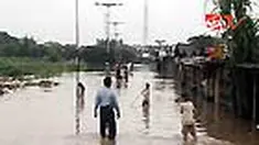 Ratusan rumah di perumahan Total Persada, Tangerang, terendam banjir setelah hujan deras turun semalaman. Hal serupa terjadi di Kendal, Jawa Tengah. 