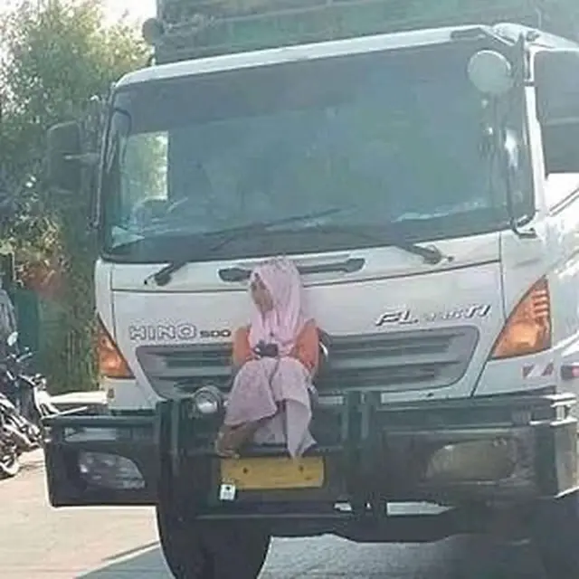 Bikin Ngeri, Ini 5 Potret Orang Absurd Saat Numpang di Depan Kendaraan