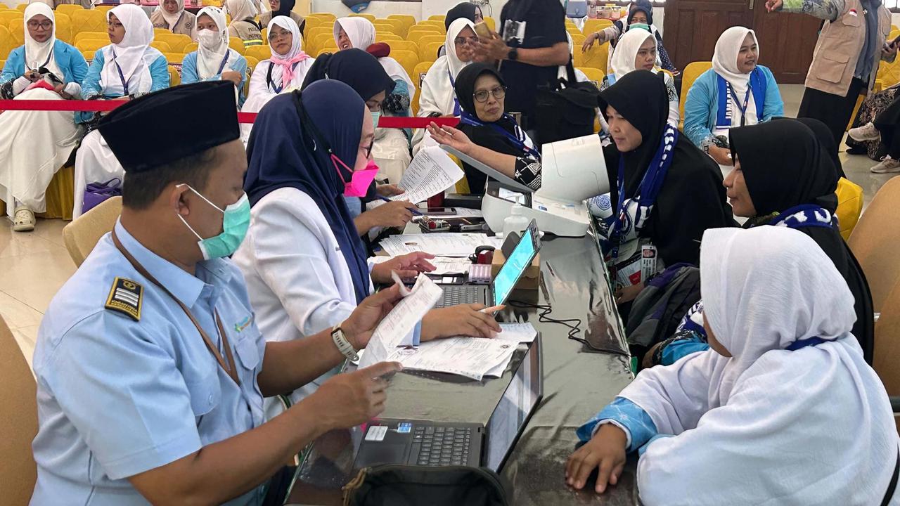 FOTO: Kloter Pertama Jemaah Haji Jakarta Mulai Masuki Asrama Pondok Gede