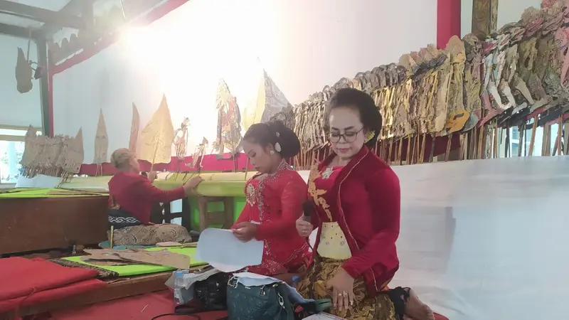 Salah satu dalang cilik memainkan lakon wayang dalam Festival Dalang Cilik saat Hari Wayang Nasional di Kudus tahun 2023. (Liputan6.com/Arief Pramono)