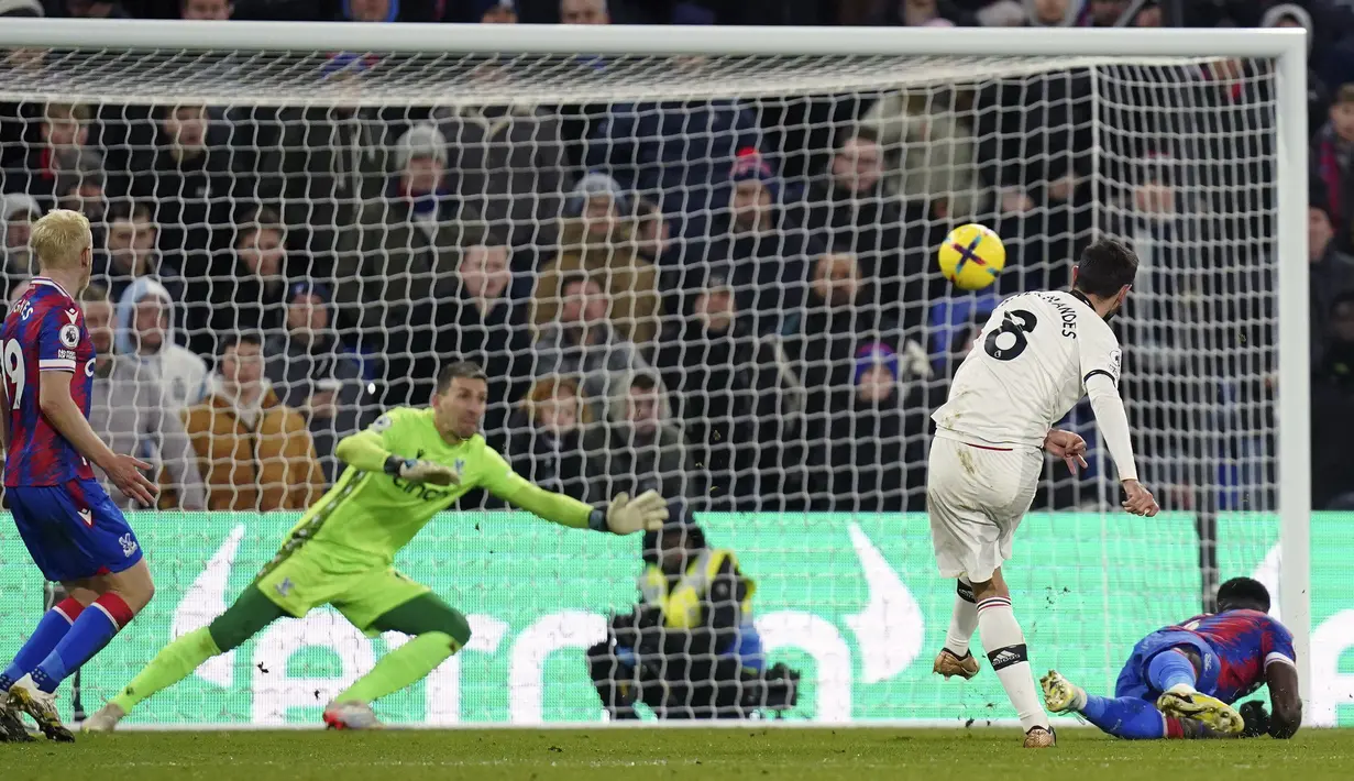 Kapten tim MU, Bruno Fernandes (kanan) menendang bola ke gawang Crystal Palace yang membuahkan gol pada menit ke-44 dalam pertandingan lanjutan Liga Inggris 2022/2023 yang berlangsung di Selhurst Park, London, Kamis (19/1/2023). (AP via PA/Adam Davy)