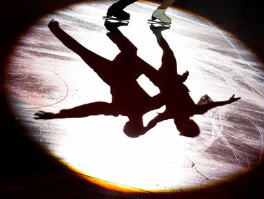 Siluet atlet Rusia, Ksenia Stolbova dan Fedor Klimov, saat beraksi dalam eksebisi di akhir turnamen figure skating Rostelekom Cup di Moscow, Rusia, (22/11/2015). (AFP Photo/Yuri Kadobnov).