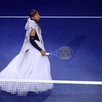 Naomi Osaka berjalan memasuki lapangan untuk menghadapi Anastasia Zakharova dalam pertandingan putaran pertama tunggal putri pada hari kedua US Open 2026 di USTA Billie Jean King National Tennis Center, 31 Agustus 2026, di kawasan Flushing, wilayah Queens, New York City, Amerika Serikat. (Julian Finney/Getty Images/AFP)