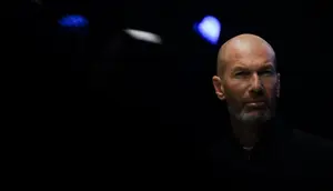 Legenda sepak bola dan pelatih Prancis, Zinedine Zidane, terlihat dalam upacara peluncuran perdana mobil listrik Alpine A390 di Dieppe, Prancis barat laut, pada 27 Mei 2025. (Lou BENOIST/AFP)