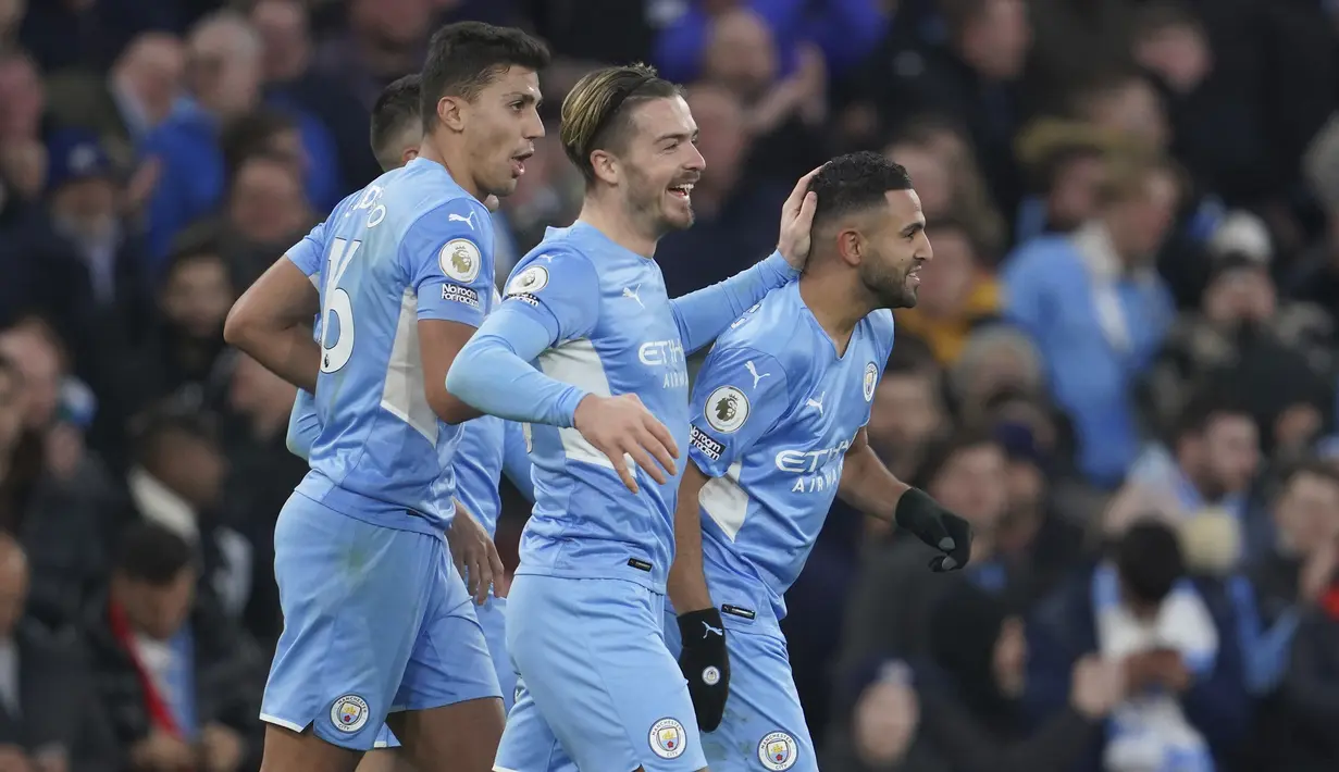 Gol ketiga pun tinggal menunggu waktu. Pada menit ke-68 Riyad Mahrez membawa Manchester City unggul 3-1. Tembakan first-time kaki kanannya usai menyambut umpan sepak pojok Kevin De Bruyne bersarang telak di sudut kanan gawang David De Gea. (AP/Jon Super)