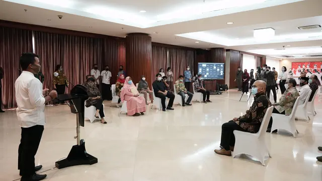 Proses penyerahan para WNI kepada pihak keluarga.