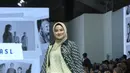 Tampilan hijab Titi Kamal ini mencerminkan sisi baru dari dirinya yang tak hanya memukau, tetapi juga menunjukkan fleksibilitas gaya yang tetap anggun dan fashionable. [Dok/Fimela/Adrian Utama P].