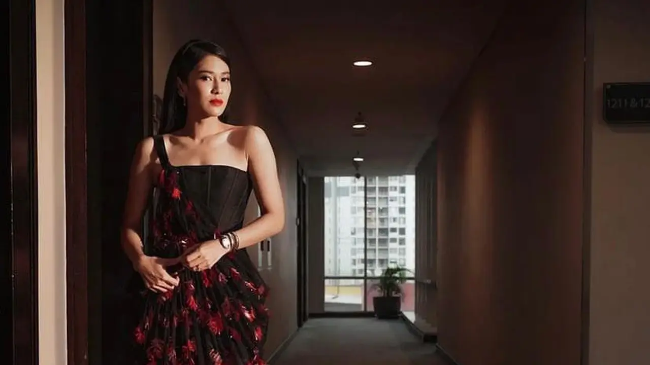 Pesona Garang Dian Sastro Sang Dewi Api Kenakan Gaun Nuansa Merah di Gala Premiere Sri Asih