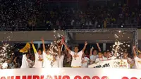 Sriwijaya FC saat mengangkat trofi juara Copa Indonesia 2008-2009. (Bola.com/Dok. GO)