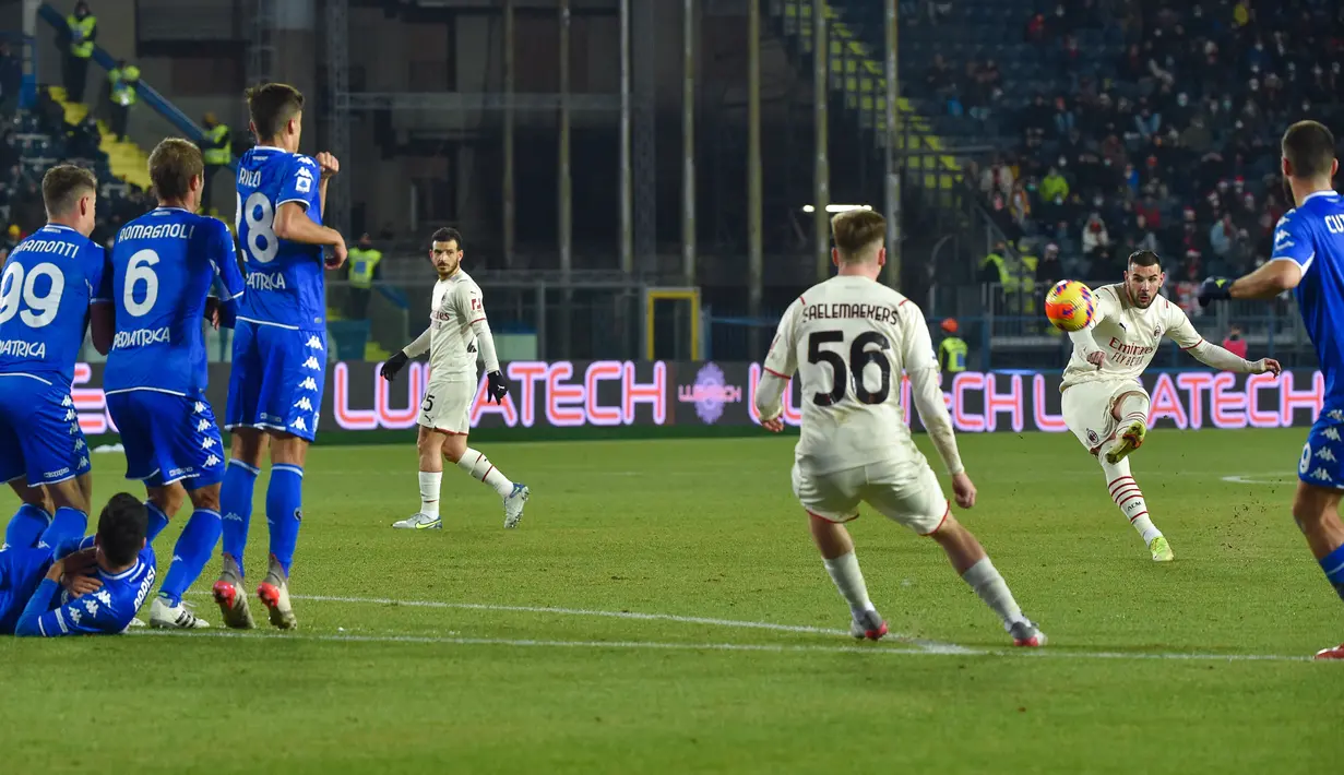 Bek AC Milan, Theo Hernandez (Belakang Kanan) melakukan tendangan bebas ke gawang Empoli selama pertandingan Liga Serie A Italia di Stadion Carlo Castellani di Empoli, Italia, Kamis (23/12/2021). AC Milan menang atas Torino 4-2. (AFP/Andreas Solaro)