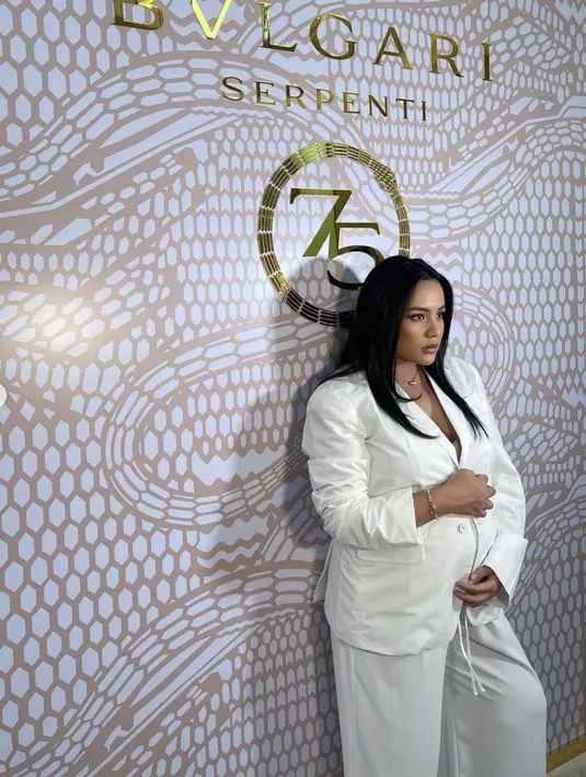 Mengenakan blazer, ia tampak begitu memikat dan mewah. Paduan aksesori keemasan hadirkan gaya yang lebih menjanjikan. [Foto: Instagram/ Angel Pieters]