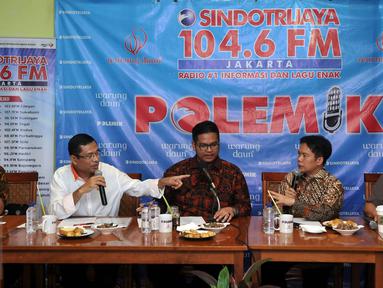 Menteri Perindustrian, Saleh Husin (kedua kiri) bersama Dewan Pakar MES dan Anggota KEIN, Aries Mufti (kiri), Ketua HIPPI, Ismed Hasan Putro (kedua kanan), dan Ketua Apindo, Anton J Supit di Jakarta, Sabtu, (2/4). (Liputan6.com/JohanTallo)