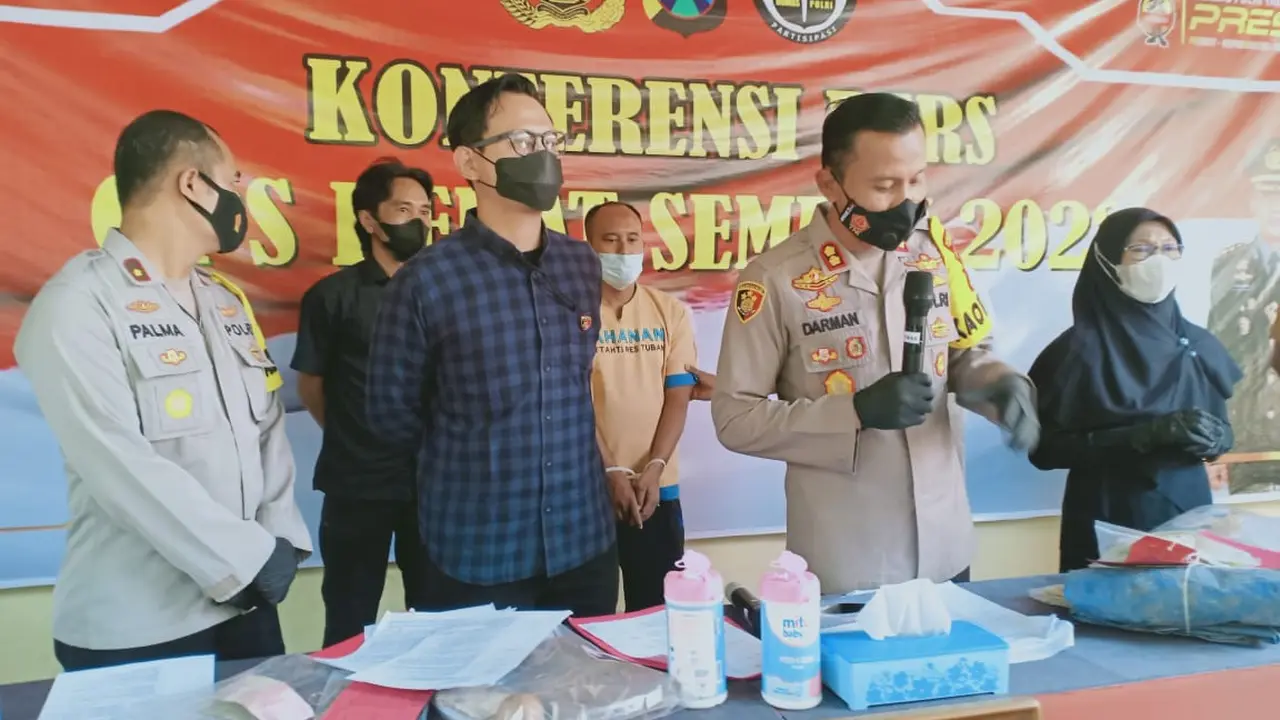 Penipu janda kaya di Tuban di tangkap polisi. (Adirin/Liputan6.com)