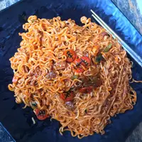 Dalam selebrasi Shin Ramyun Stir Fry, varian mi goreng terbaru diciptakan cara makan seru lewat FuntaSHIN Festival