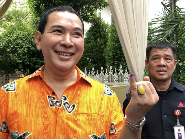 Pakai Batik Oranye Tommy Soeharto Mencoblos Di Gondangdia Pileg Liputan6 Com