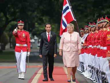 Presiden Joko Widodo bersama Perdana Menteri (PM) Norwegia, Erna Solberg melakukan inspeksi pasukan di Istana Negara, Jakarta, Selasa (14/4/215). Kunjungan PM Norwegia Erna Solberg dalam rangka mempererat hubungan bilateral. (Liputan6.com/Faizal Fanani)