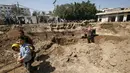 Sejumlah anak melihat excavator yang sedang melakukan penggalian, yang dipercaya oleh arkeolog merupakan bagian dari gereja Bizantium yang berusia sekitar 1.500 tahun lalu di kota Gaza, Senin (4/4/2016). (REUTERS/Mohammed Salem)