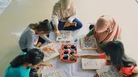 Anak-anak belajar membatik di RPTRA Maya Asri 13 Jakarta Barat, pada 4 Mei 2024.