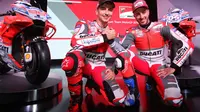 Dua pebalap Ducati, Jorge Lorenzo dan Andrea Dovizioso, berpose di depan wartawan saat peluncuran tim menghadapi MotoGP 2018 di Borgo Panigale, Bologna, Senin (15/1/2018). (Giorgio Benvenuti/ANSA via AP)